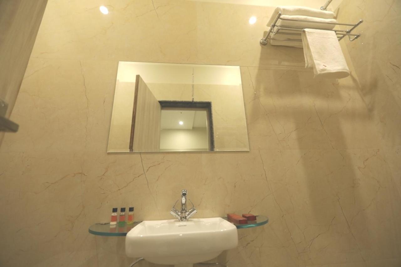 Pine Regency - Aravali'S Peak View Hotel Udaipur Buitenkant foto