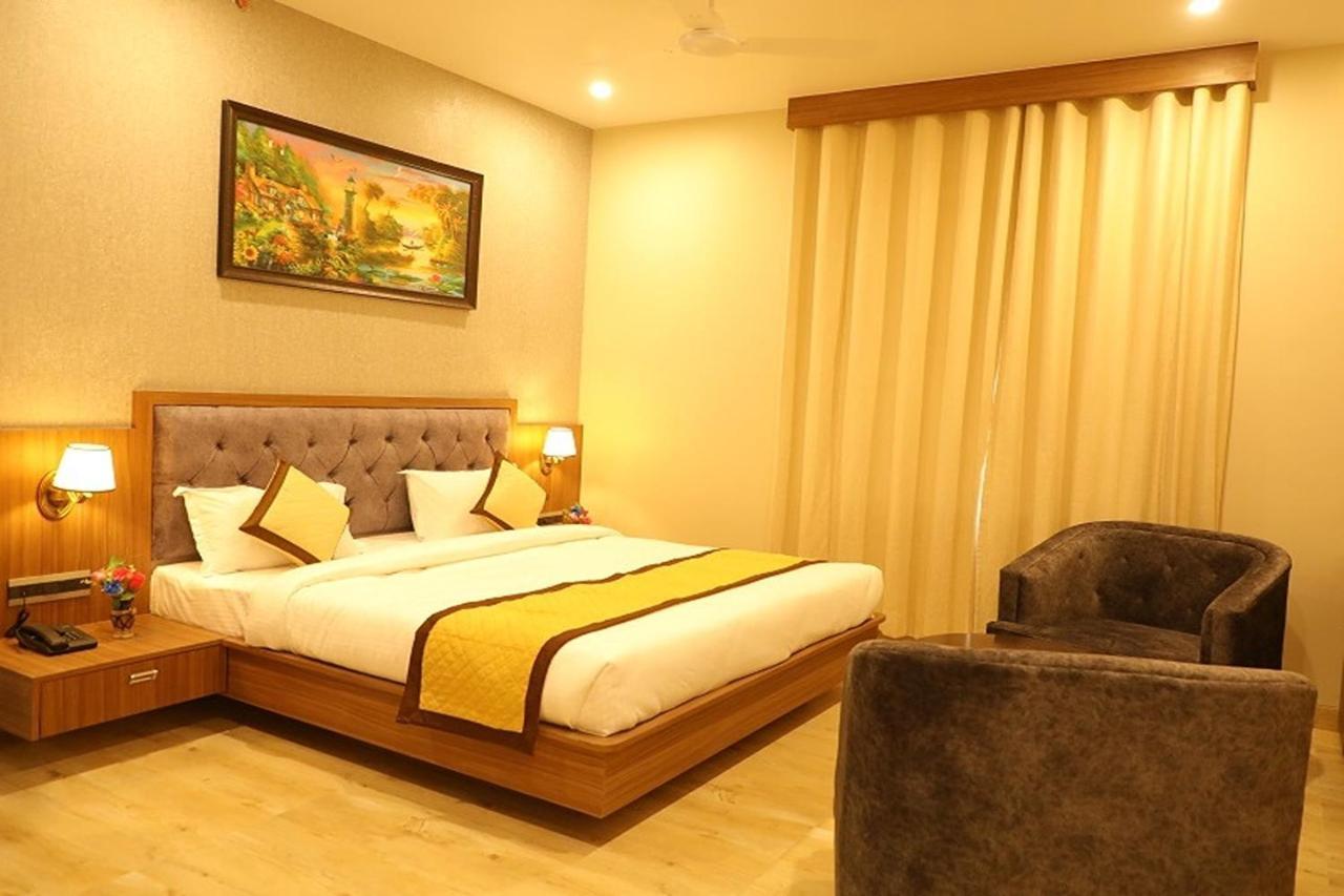 Pine Regency - Aravali'S Peak View Hotel Udaipur Buitenkant foto